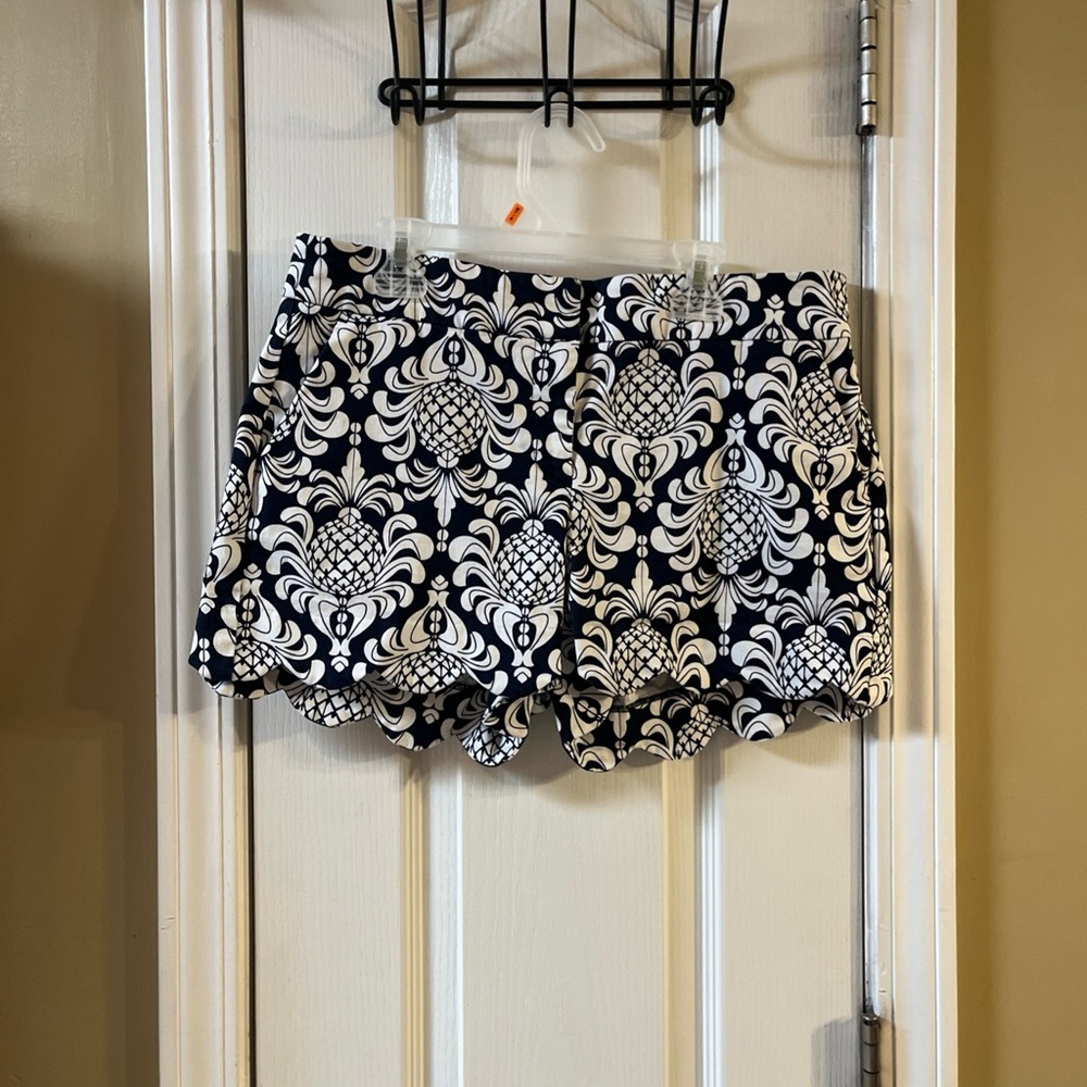 Crown & ivy Navy and White Patterned Women Shorts size 6 scalloped hem nautical
